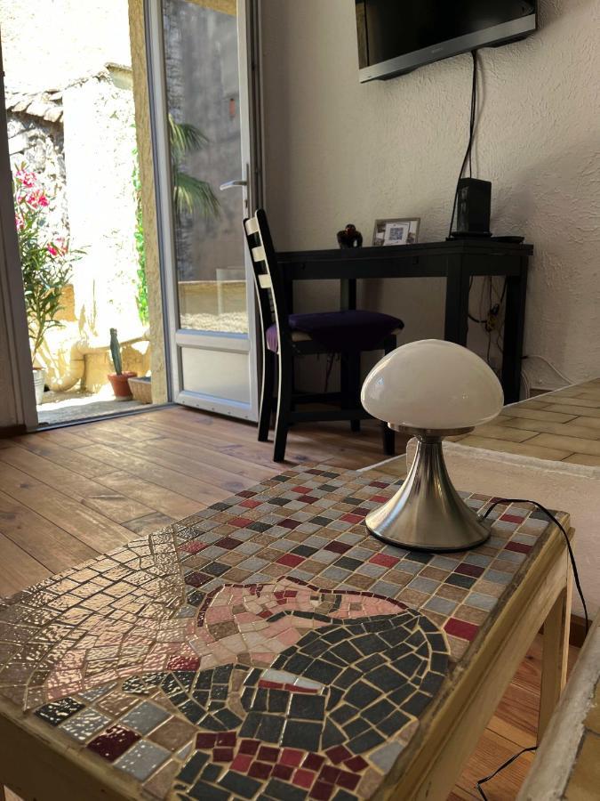 Studio Avec Terrasse Sur Cour, Authentique, Calme Avignon Luaran gambar
